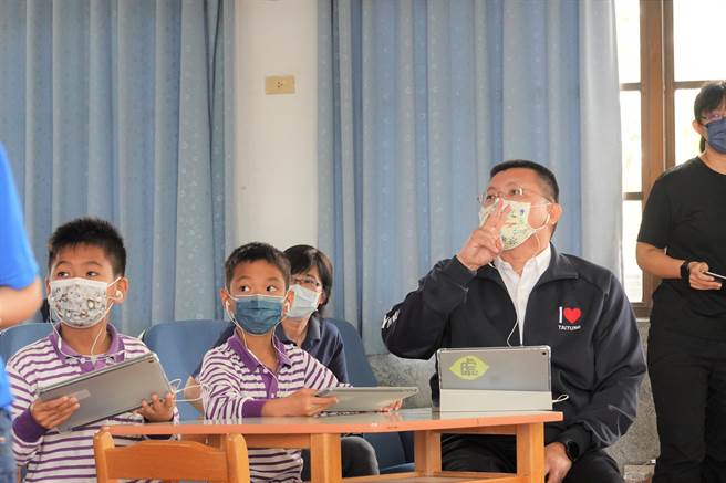 台东县数位学习推动办公室29日启用揭牌，台东县长饶庆铃也与学生共同体验线上学习。（蔡旻妤摄）