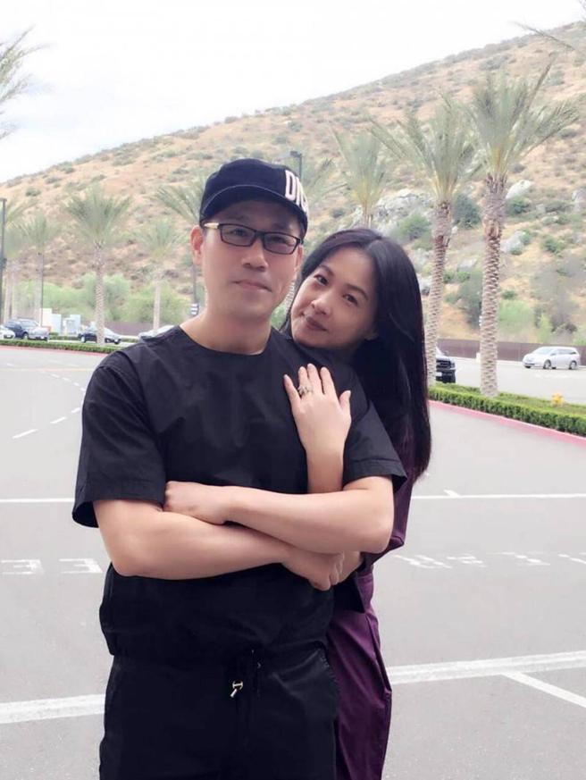 罗时丰(左)与老婆结婚24年，感情依旧很好。(图/罗时丰提供)