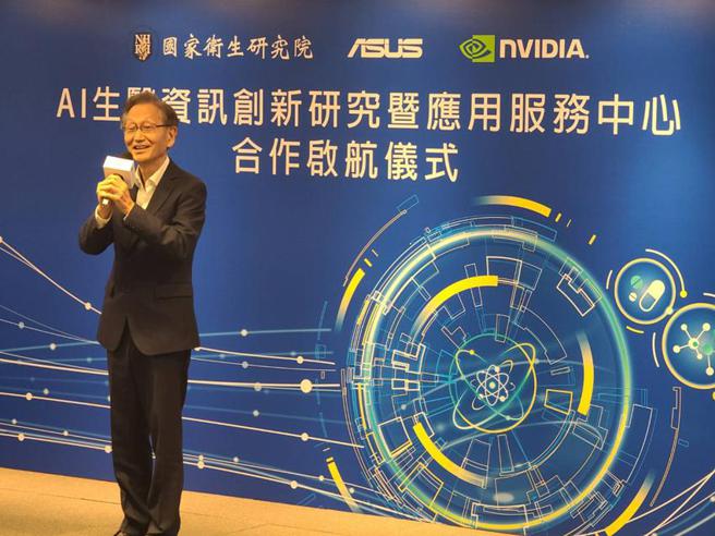 （华硕董事长施崇棠29日出席华硕与国家卫生研究院、NVIDIA策略结盟，启动「AI生医资讯创新研究暨应用服务中心」合作案，对近期PC市场需求变化指出，大家要继续努力。图／翁毓岚）