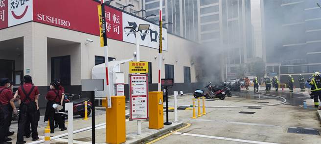 桃园市桃园区寿司郎餐厅停车场发生火警。（赖佑维摄）
