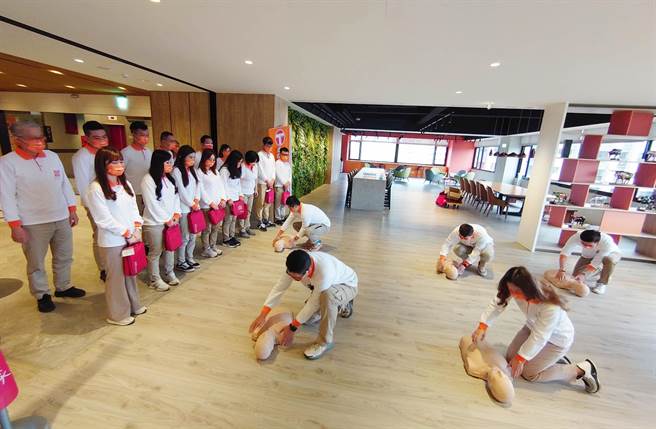 台湾房屋集团邀请集团同仁全员一起学习「成人心肺復甦术及体外自动电击去颤器(CPR＋AED)」急救训练课程。(台湾房屋提供)
