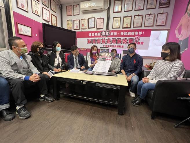 新北市议员刘美芳控诉学校吃案，隐匿校园霸凌事件。（王扬杰摄）