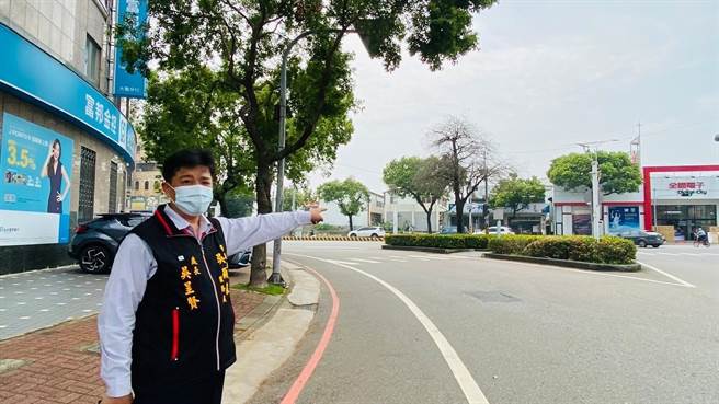 市议员参选人吴呈贤表示，为行销大雅，雅潭路中央分隔岛增设128座小麦景观灯。（吴显森服务处提供／陈淑娥台中传真）