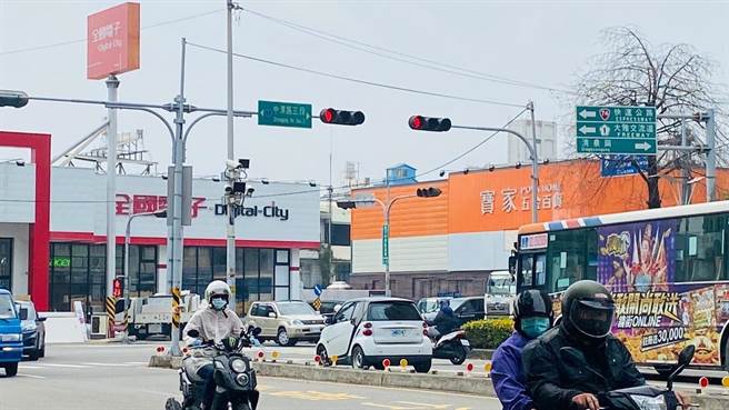 市议员参选人吴呈贤表示，为行销大雅，雅潭路中央分隔岛增设128座小麦景观灯。（吴显森服务处提供／陈淑娥台中传真）