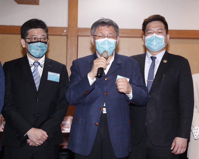 台灣民眾黨黨主席柯文哲（中)29日出席民眾黨國際新春酒會，柯文哲以too late兩字回應媒體提問「國民黨成立青年事務委員會」的提問。（陳怡誠攝）