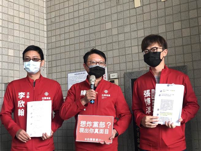 王姓男子日前傳臉書私訊給台灣基進黨主席陳奕齊威脅要炸高雄黨部，還揚言「給你一槍」，陳奕齊29日率同黨三民區市議員參選人張博洋到高雄地檢署提告。（台灣基進高雄黨部提供／袁庭堯高雄傳真）
