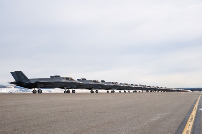 美軍在阿拉斯加空軍基地展示42架F-35A執行大象漫步(圖/美國空軍)