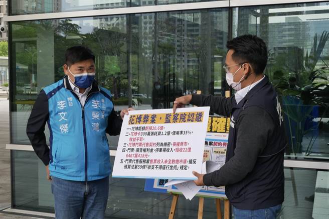 國民黨市議員參選人李文傑、楊大鋐29日點名王義川，抨擊BRT造成市府加計利息賠4734萬，這樣的人夠資格當市長嗎？（盧金足攝）