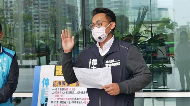 國民黨市議員參選人楊大鋐29日抨擊BRT造成市府加計利息賠4734萬，王義川這樣的人夠資格當市長嗎？（盧金足攝）