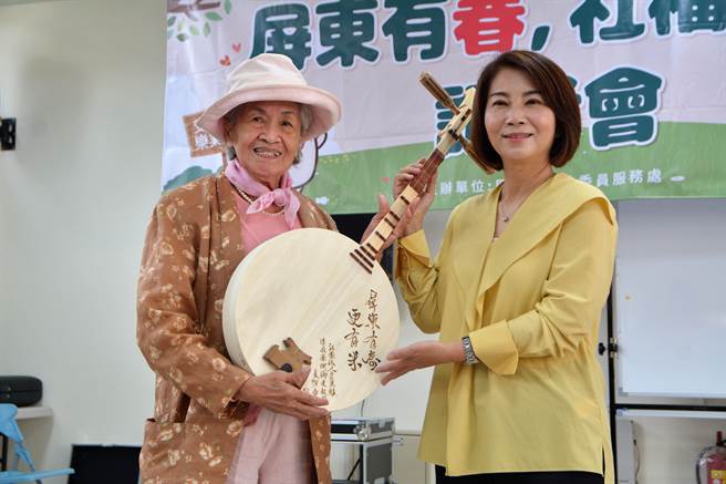 对于又被点名，周春米说，党内初选就是全民调，就是争取全民支持，不分蓝绿作全民的县长，这是屏东乡亲给我们的责任。（谢佳潾摄）