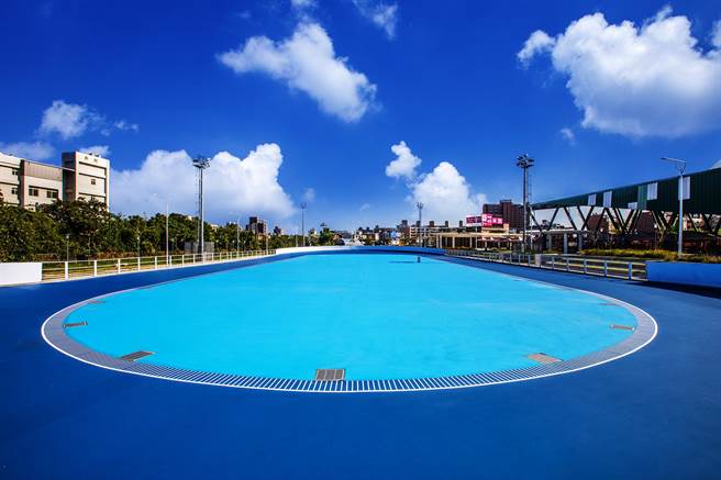 湖口王爺壟運動公園設有標準直排輪場，縣長楊文科指明年全中運溜冰賽事將此場地舉辦。（羅浚濱攝）