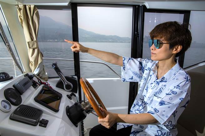 朱佳期自駕遊艇，享受台北半日遊偽出國行程。（固力狗娛樂提供）