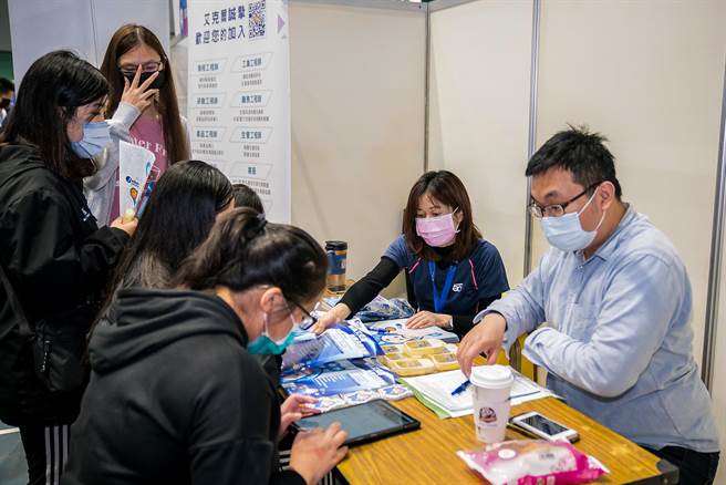 明新科大校園徵才就業博覽會，畢業生現場應徵找工作。（羅浚濱攝）