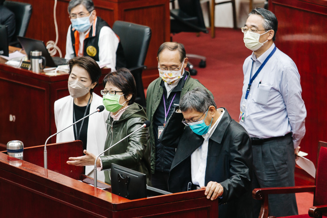 台北副市長黃珊珊（前左1）29日在臉書發文，力挺台北市勞動局長陳信瑜（前左2）。（資料照／郭吉銓攝）