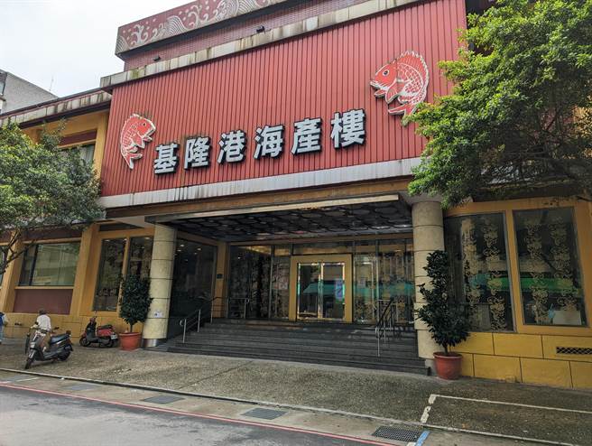 基隆港海產餐廳因衛生局要求，延長停業至3月31日，4月1日才可重新營業。（陳敬哲攝）