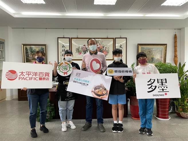 丰原太平洋百货餐饮品牌肉多多火锅及多墨拉麵，准备人气餐点照顾地方慈善团体及弱势孩童。（丰原太平洋百货提供）