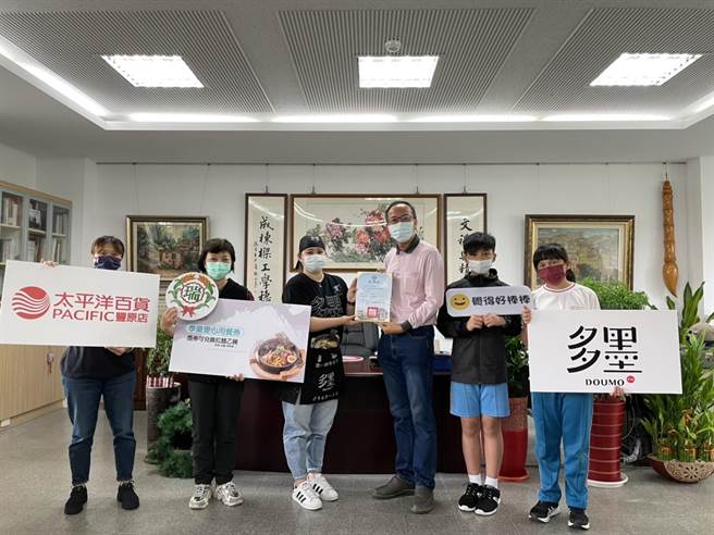 丰原太平洋百货餐饮品牌肉多多火锅及多墨拉麵，准备人气餐点照顾地方慈善团体及弱势孩童。（丰原太平洋百货提供）