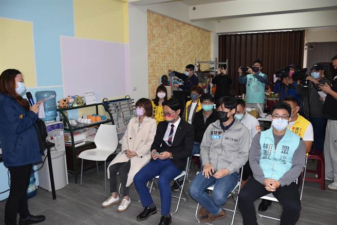 苗栗县无党籍县议员黎焕强29日正式宣布参选头份市长，多名年青世代县议员到场力挺。（谢明俊摄）