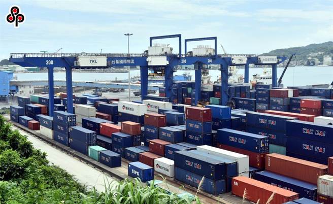 基隆市政府環保局利用車牌辨識系統稽查，發現1至2月共520輛次違規柴油車駛入基隆港。（本報資料照片）