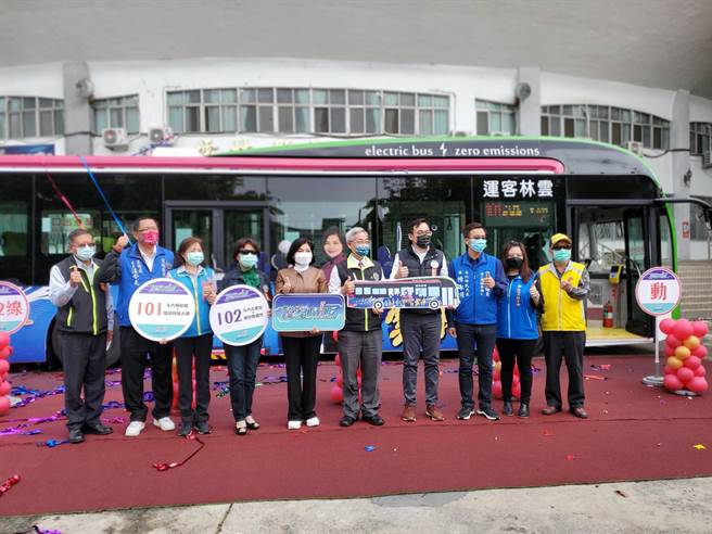 云林县府重整优化斗六市2条市区公车路线，鼓励老人家走出家门搭公车上街，今（29日）通车。（周丽兰摄）