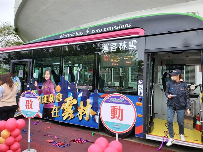 云林客运购置6辆全新无障碍电动公车，底盘低、上下车不设阶梯改由车门伸出斜板到路面。（周丽兰摄）