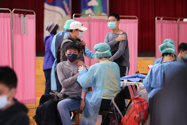 衛生福利部傳染病防治諮詢會預防接種組（ACIP）本月24日開會決議，開放12到17歲青少年接種莫德納疫苗作為第1、2劑。（圖／示意圖，記者黃世麒攝影）