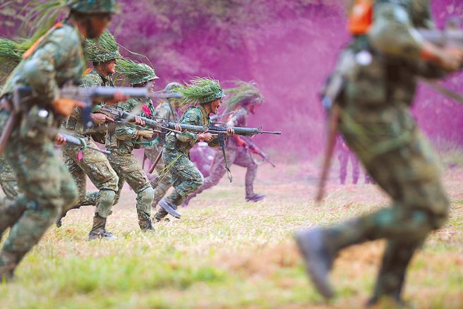 陸軍步兵203旅柳姓下士教育班長於2020年11月在營區輕生身亡。圖為三軍九校院入伍生團進行震撼教育。（示意圖，非當事人，軍聞社）