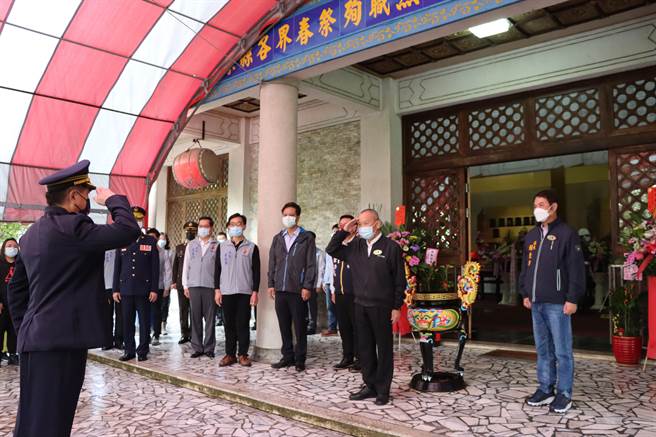 苗栗县各界111年春祭阵亡官兵及因公殉职烈士暨遥祭黄陵联合祭典，29日在苗栗县忠烈祠举行，苗栗县长徐耀昌担任主祭。（苗栗县府提供／李京升苗栗传真）