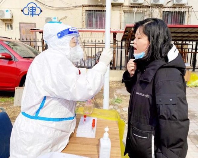 黄馨仪医生为居民进行核酸採样。（图/林洛安提供）