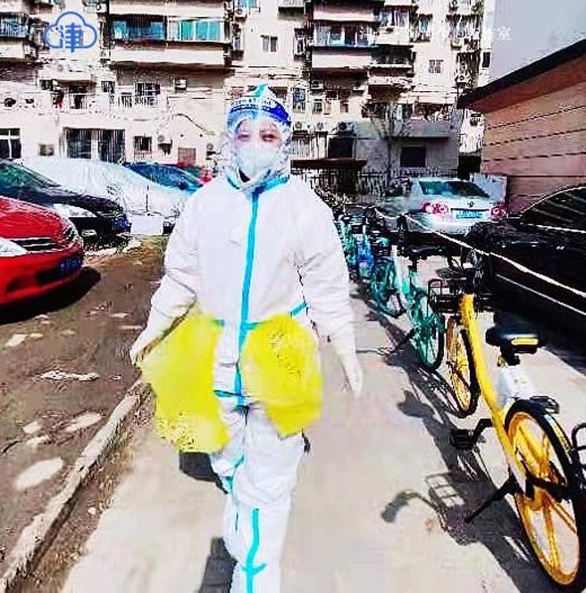 黄馨仪医生在社区核酸检测现场。（图/林洛安提供）