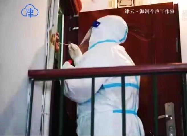 黄馨仪医生上门为居民进行核酸採样。（图/林洛安提供）