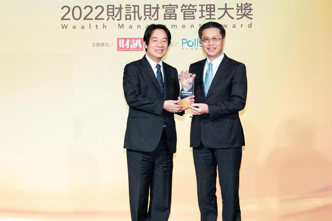 （富邦证券荣获《财讯》财富管理四大奖，并连五年勇夺「最佳财富管理奖」，由富邦证券总经理郭永宜(右)代表领取奖项。图／富邦证券提供）