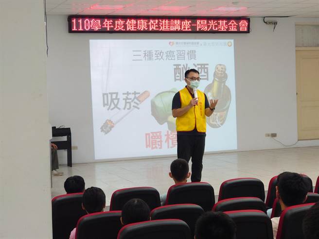 社工師歐東隆走訪百所校園宣導遠離檳菸酒。(陽光基金會桃竹中心提供／呂筱蟬桃園傳真)