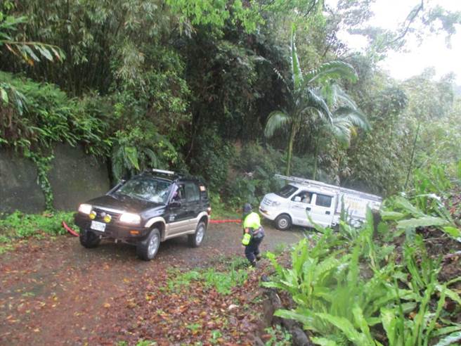 男子開貨車滑落邊坡山地義警救援脫困。(警方提供／呂筱蟬桃園傳真)