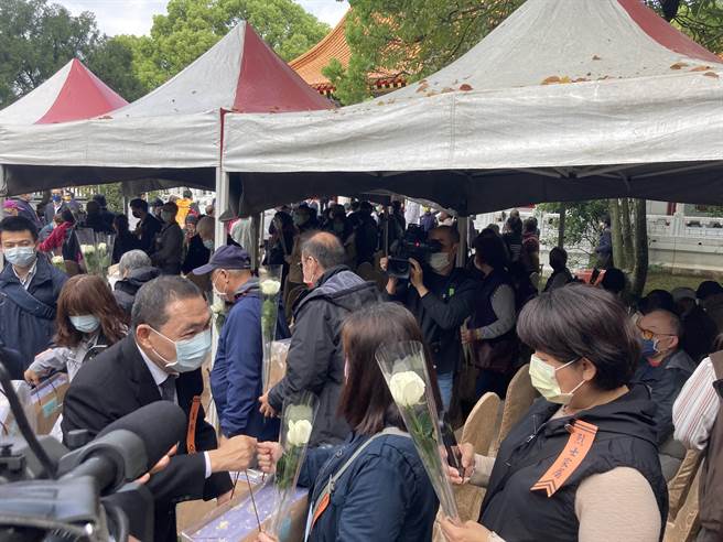 侯友宜走向烈、义士家属表达关怀，过程中不时有人拭泪，令人动容。(戴上容摄)