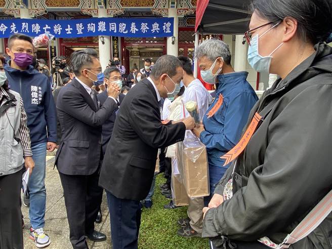 侯友宜走向烈、义士家属表达关怀，过程中不时有人拭泪，令人动容。(戴上容摄)