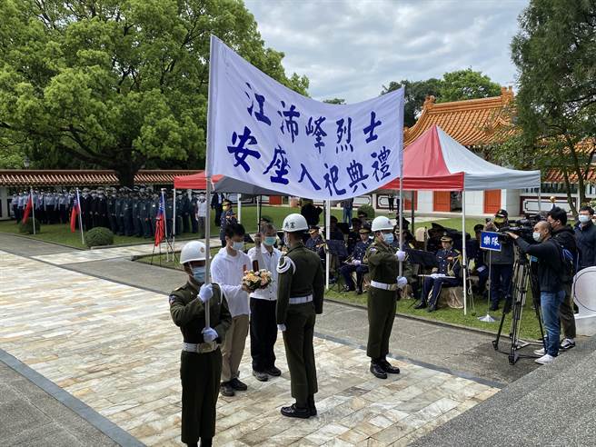 「用生命剎车鸣笛」 太鲁阁号事故台铁助理司机员江沛峰入祀忠烈祠(戴上容摄)