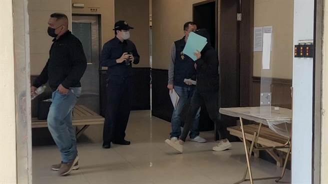 檢警相驗鄭姓少年溺斃，家屬接獲通知到場。（王揚傑攝）