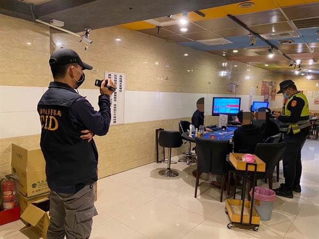 林園分局員警擴大臨檢特定場所 。（翻攝照片／高雄洪靖宜傳真）