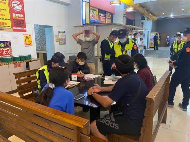 林園分局員警擴大臨檢特定場所 。（翻攝照片／高雄洪靖宜傳真）