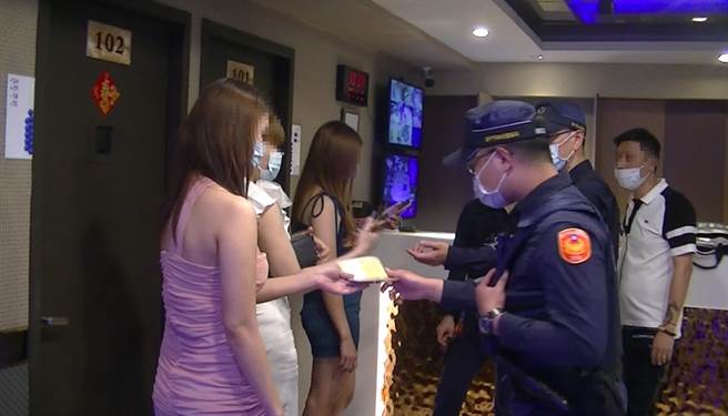 中市第二警分局到八大行業稽查疫苗施打狀況。（警方提供／陳淑芬台中傳真）