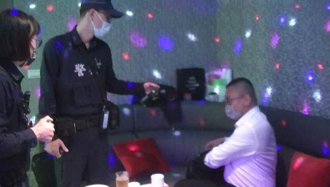 中市第二警分局到八大行業稽查疫苗施打狀況，9男客未打3劑疫苗通報裁處。（警方提供／陳淑芬台中傳真）