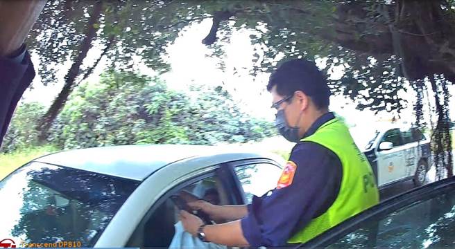 警方在七股一处庙前找到男子与车辆，幸好未发生憾事。(读者提供／刘秀芬台南传真)