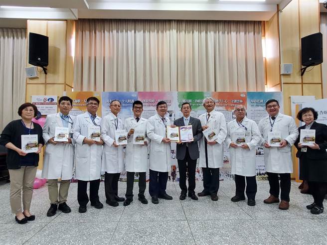 臺大醫院雲林分院透過泛黃的文書檔案與歷史老照片並輔以人物訪談，出版《雲杏暖陽．照亮史傳》檔案專書，還原被逐漸遺忘的雲林醫療發展的歷史。（周麗蘭攝）