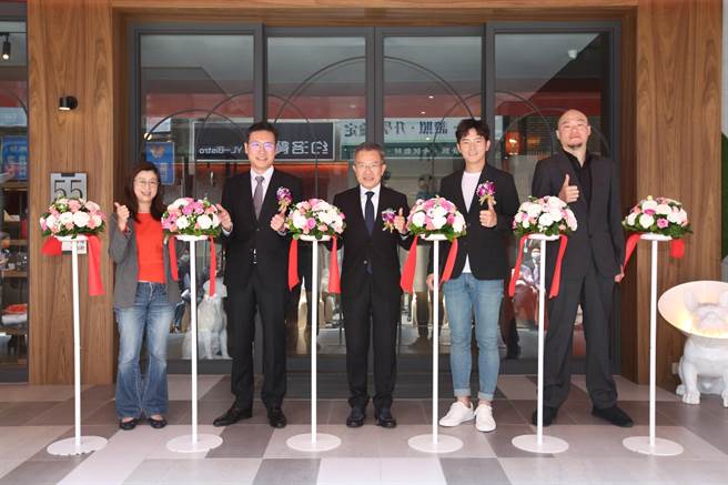 台中悦乐旅店开幕，远雄游憩休閒事业武祥生董事长(中)、远雄文教公益基金会杨舜钦执行长(左二)、一日店长宥胜(右二)、中央书局沈贞慧副总监(左一)、Indulge 创办人王伟勋(右一)出席剪彩仪式。（悦乐旅店提供／冯惠宜台中传真）