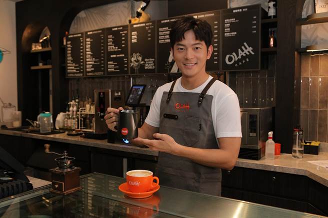 台中悦乐旅店开幕，宥胜担任一日店长制作咖啡。（悦乐旅店提供／冯惠宜台中传真）