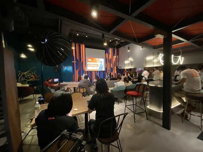 台中悦乐旅店开幕，宥胜带来首场风格讲座。（冯惠宜摄）