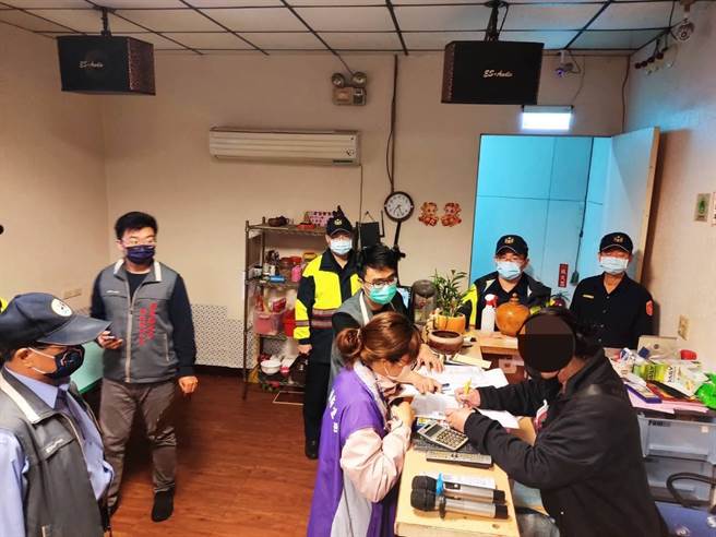 嘉義縣警察局27日起連續2天針對所列管小吃部、歌友會、護膚養生館等127處加強稽查。（嘉義縣警察局提供∕呂妍庭嘉義傳真）