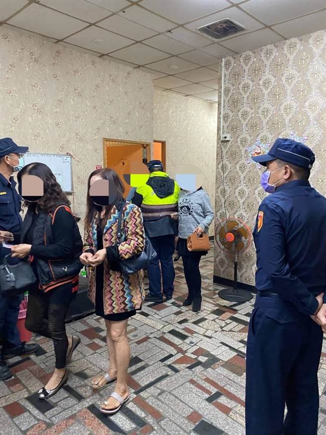 嘉義縣警察局27日起連續2天針對所列管小吃部、歌友會、護膚養生館等127處加強稽查。（嘉義縣警察局提供∕呂妍庭嘉義傳真）