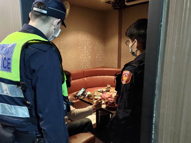 萬華警方前往阿公店宣導防疫規定。（陳鴻偉翻攝）